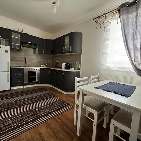 лісова 샬레 *